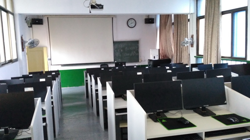 學(xué)院實訓(xùn)中心透明計算機房正式投入使用，開啟信息技術(shù)服務(wù)新篇章